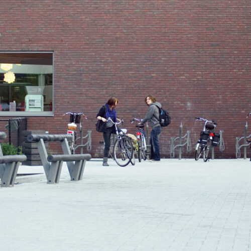Skate parkbank Level X 8 Parkbank Level X. Door de gebruikte materialen gaan deze parkbanken voor speel- en schoolplein jarenlang mee.